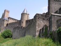 Carcassonne - 31 & 37 & 09 - Au fond le chateau comtal et la Tour Pinte, au milieu Tour de la Justice, devant Porte d'Aude